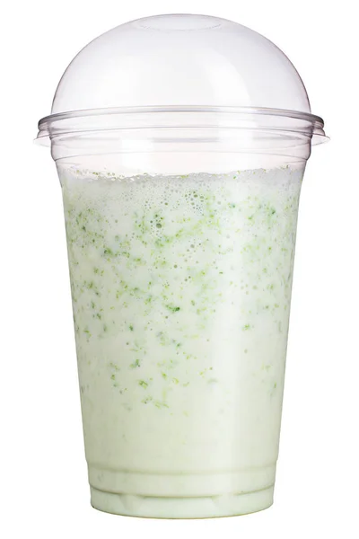 RestaurantgidsTake-away drankje. Verfrissend drankje in een plastic beker. Fruitige smoothies of milkshake. — Stockfoto