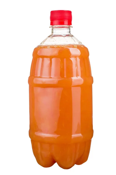 Jus segar yang diperas dalam botol plastik. Limun pada dibawa-pergi pada latar belakang putih. Jus Segar . — Stok Foto