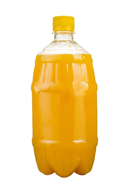 Jugo recién exprimido en una botella de plástico. Limonada para llevar sobre fondo blanco. Zumo fresco . — Foto de Stock