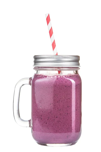 Smoothie de frutas refrescante saudável com palha em uma caneca de jarro isolada em branco . — Fotografia de Stock