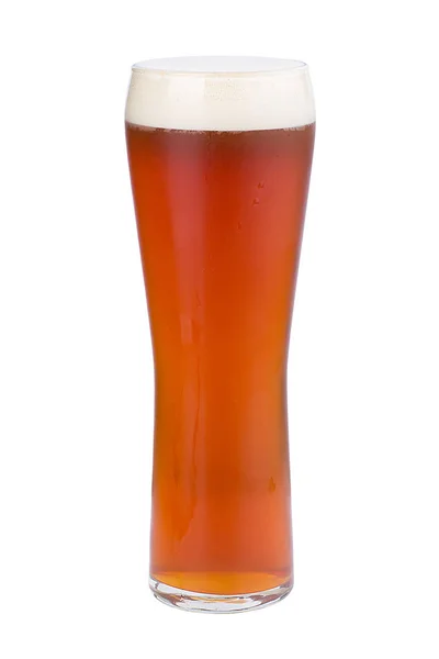 Um copo de cerveja leve refrescante. Cerveja dourada com espuma . — Fotografia de Stock
