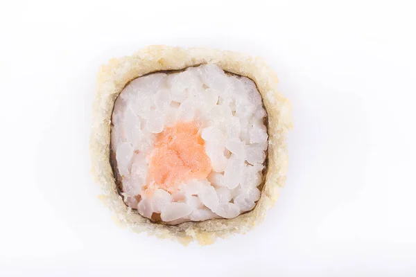 Sushi gulung goreng dengan salmon. Makanan Jepang. Hot roll dengan kerak renyah pada latar belakang putih . — Stok Foto