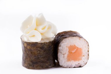 Geleneksel taze Japon suşi beyaz bir arka plan üzerinde rulo. Somon ile rulo.