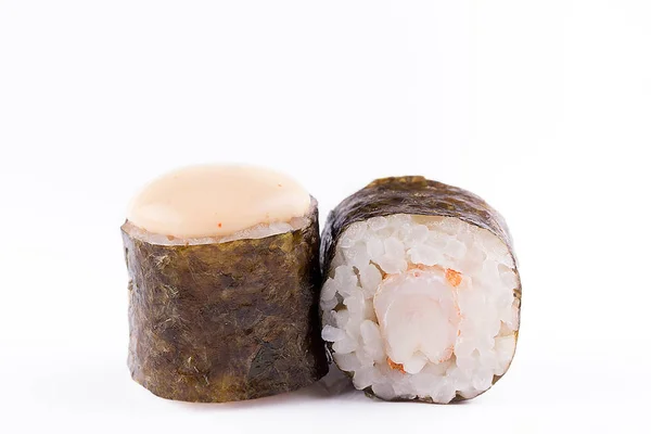 Sushi gulung Jepang tradisional segar dengan latar belakang putih. Gulung dengan udang . — Stok Foto