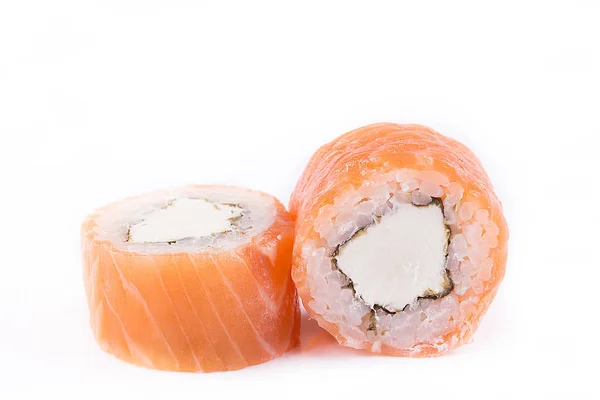 Cozinha japonesa, Sushi Set: rolo de salmão defumado com queijo em um fundo branco . — Fotografia de Stock