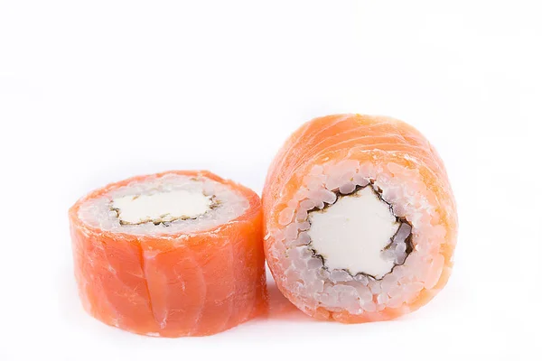 Cozinha japonesa, Sushi Set: rolo de salmão com queijo sobre um fundo branco . — Fotografia de Stock