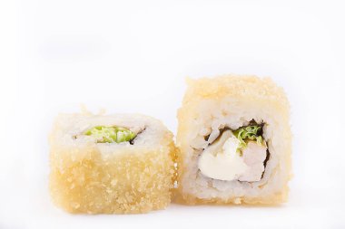 Fried suşi roll füme meme, eritilmiş peynir, Çin salatası ve omlet. Japon yemekleri. Beyaz zemin üzerinde bir net huysuz ile sıcak rulo.