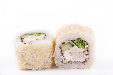Japon mutfağı, suşi ayarla: füme meme, krem peynir, salatalık, Çin salatası, beyaz zemin üzerine susam ile rulo.