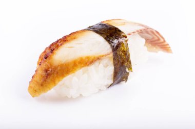 Japon mutfağı, suşi ile beyaz bir arka plan üzerinde yılan balığı.