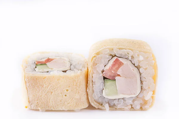 Cocina japonesa, Set de Sushi: rollo con pechuga ahumada, queso derretido, pepino, tomate, tortita de huevo sobre fondo blanco . Fotos De Stock Sin Royalties Gratis