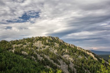 Panoramik Dağları ve kayalıklarla, Güney Ural. Dağlarda yaz.