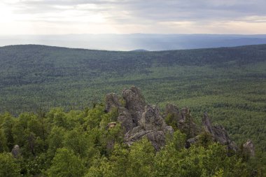 Panoramik Dağları ve kayalıklarla, Güney Ural. Dağlarda yaz.