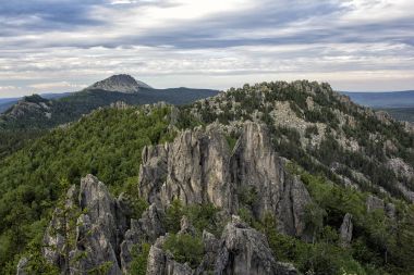Panoramik Dağları ve kayalıklarla, Güney Ural. Dağlarda yaz.