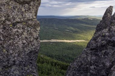 Panoramik Dağları ve kayalıklarla, Güney Ural. Dağlarda yaz.