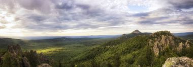 Panoramik Dağları ve kayalıklarla, Güney Ural. Dağlarda yaz.