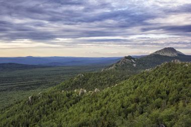 Panoramik Dağları ve kayalıklarla, Güney Ural. Dağlarda yaz.