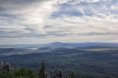 Panoramik Dağları ve kayalıklarla, Güney Ural. Dağlarda yaz.