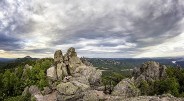 Panoramik Dağları ve kayalıklarla, Güney Ural. Dağlarda yaz.