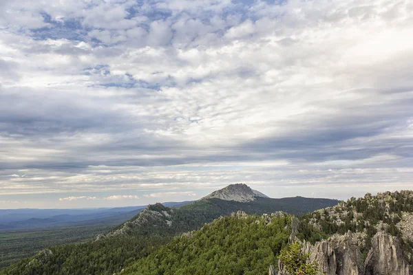 Panoramatický výhled na hory a skály, Jižní Ural. Léto v horách. — Stock fotografie