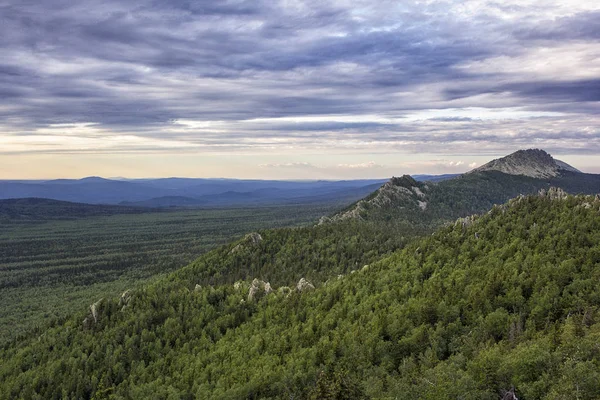 Panoramik Dağları ve kayalıklarla, Güney Ural. Dağlarda yaz.