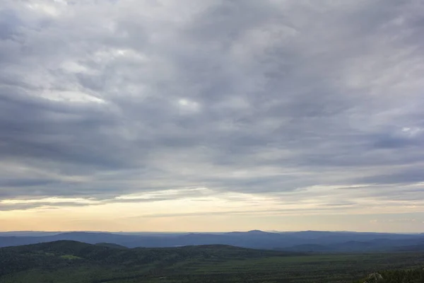 Panoramablick auf die Berge und Klippen, Süd-ural. Sommer in den Bergen. — Stockfoto