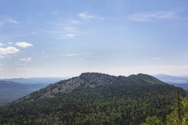 Panoramik Dağları ve kayalıklarla, Güney Ural. Dağlarda yaz. Dağlardan görüntülemek.