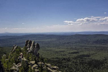 Panoramik Dağları ve kayalıklarla, Güney Ural. Dağlarda yaz. Dağlardan görüntülemek.