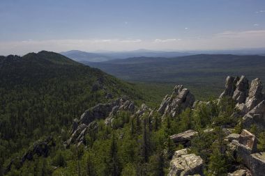 Panoramik Dağları ve kayalıklarla, Güney Ural. Dağlarda yaz. Dağlardan görüntülemek.