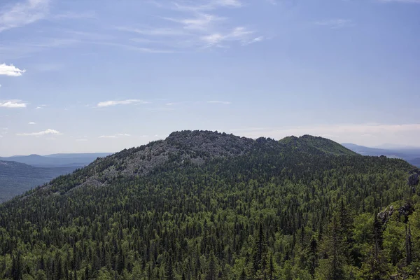 Панорама гір і скель, Урал південь. Влітку в горах. Вид з гори. — стокове фото
