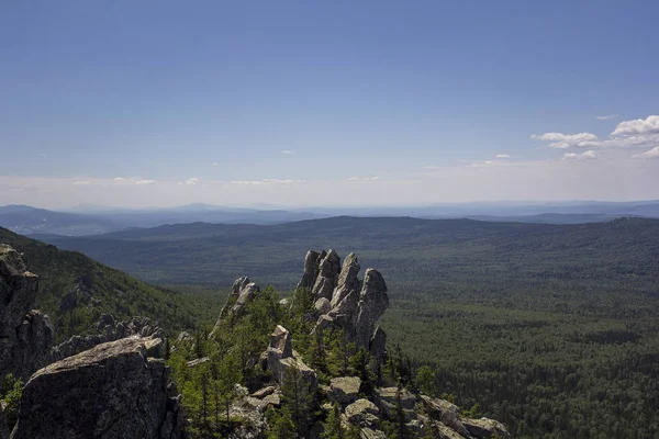 Panoramik Dağları ve kayalıklarla, Güney Ural. Dağlarda yaz. Dağlardan görüntülemek.