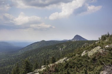 Panoramik Dağları ve kayalıklarla, Güney Ural. Dağlarda yaz. Dağlardan görüntülemek.