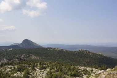 Panoramik Dağları ve kayalıklarla, Güney Ural. Dağlarda yaz. Dağlardan görüntülemek.