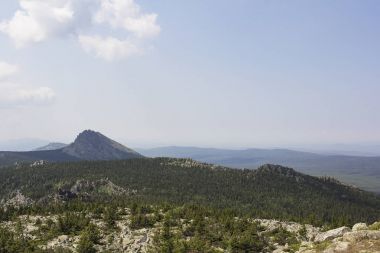 Panoramik Dağları ve kayalıklarla, Güney Ural. Dağlarda yaz. Dağlardan görüntülemek.