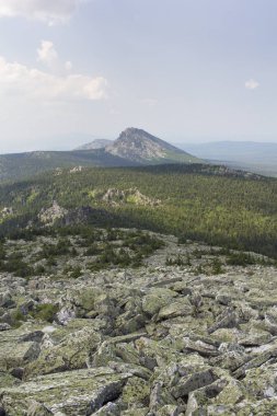 Panoramik Dağları ve kayalıklarla, Güney Ural. Dağlarda yaz. Dağlardan görüntülemek.