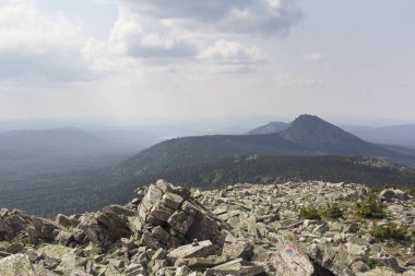 Panoramik Dağları ve kayalıklarla, Güney Ural. Dağlarda yaz. Dağlardan görüntülemek.