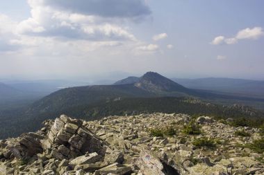 Panoramik Dağları ve kayalıklarla, Güney Ural. Dağlarda yaz. Dağlardan görüntülemek.