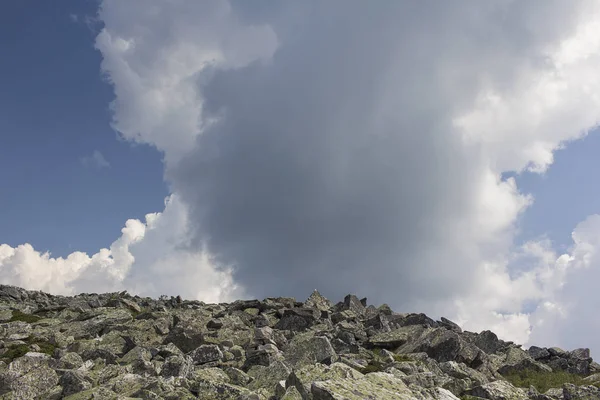 山や崖、南ウラルのパノラマ風景。山の中の夏。山からの眺め. — ストック写真