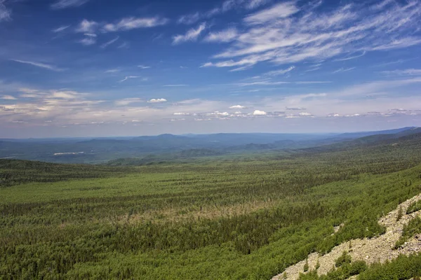 Πανοραμική θέα στα βουνά και βράχια, Νότια Ural. Το καλοκαίρι στα βουνά. Θέα από τα βουνά. — Φωτογραφία Αρχείου