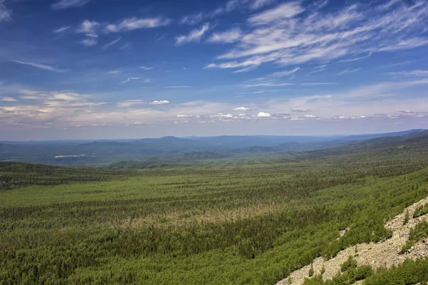 Panoramatický výhled na hory a skály, Jižní Ural. Léto v horách. Pohled z hor. — Stock fotografie