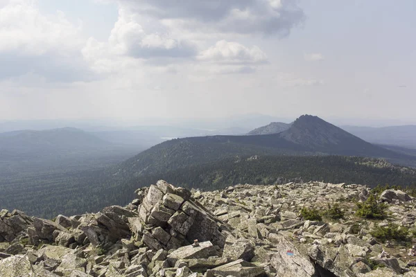 Panoramatický výhled na hory a skály, Jižní Ural. Léto v horách. Pohled z hor. — Stock fotografie