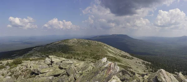 Panoramatický výhled na hory a skály, Jižní Ural. Léto v horách. Pohled z hor. — Stock fotografie