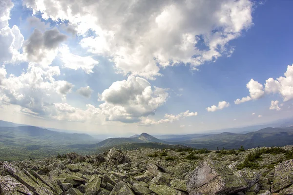 Panoramablick auf die Berge und Klippen, Süd-ural. Sommer in den Bergen. Blick aus den Bergen. — Stockfoto