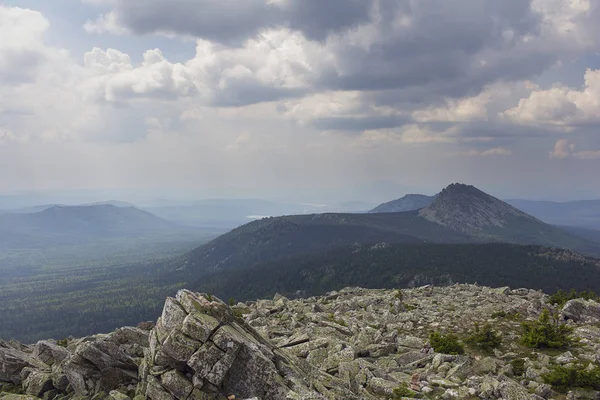 Panoramatický výhled na hory a skály, Jižní Ural. Léto v horách. Pohled z hor. — Stock fotografie