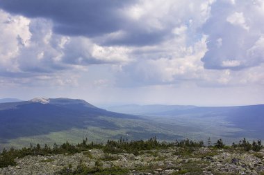 Panoramik Dağları ve kayalıklarla, Güney Ural. Dağlarda yaz. Dağlardan görüntüleyin. Güney Urallar doğası.
