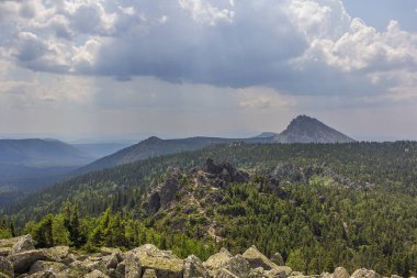 Panoramik Dağları ve kayalıklarla, Güney Ural. Dağlarda yaz. Dağlardan görüntüleyin. Güney Urallar doğası.