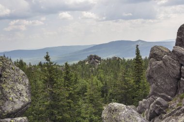 Panoramik Dağları ve kayalıklarla, Güney Ural. Dağlarda yaz. Dağlardan görüntüleyin. Güney Urallar doğası.