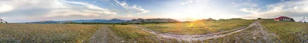 Panoramablick auf die Berge und Klippen, Süd-ural. Sommer in den Bergen. Blick aus den Bergen. die Beschaffenheit des südlichen Ural. — Stockfoto