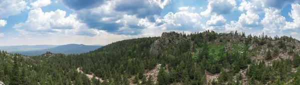 Panoramautsikt över bergen och klipporna, södra Ural. Sommar i fjällen. Visa från bergen. Arten av södra Ural. — Stockfoto