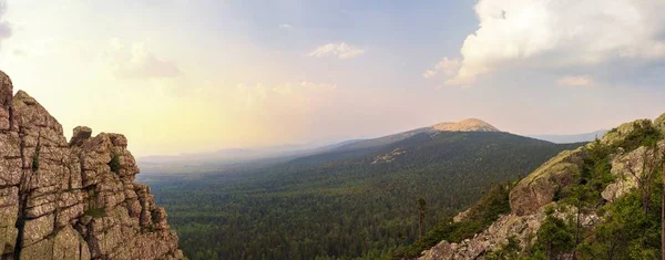 Panoramablick auf die Berge und Klippen, Süd-ural. Sommer in den Bergen. Blick aus den Bergen. die Beschaffenheit des südlichen Ural. — Stockfoto