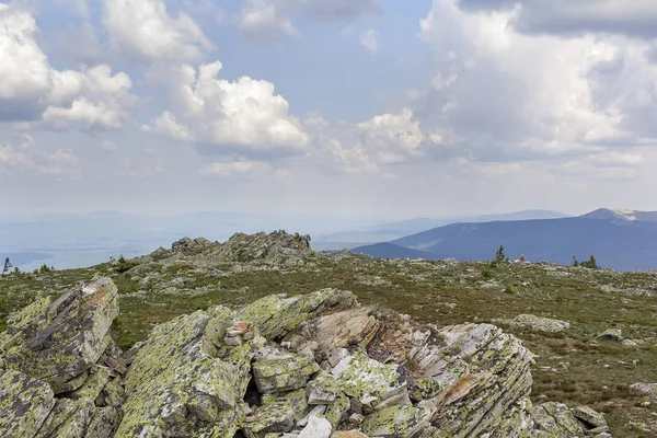 Panoramatický výhled na hory a skály, Jižní Ural. Léto v horách. Pohled z hory. Příroda jižního Uralu. — Stock fotografie